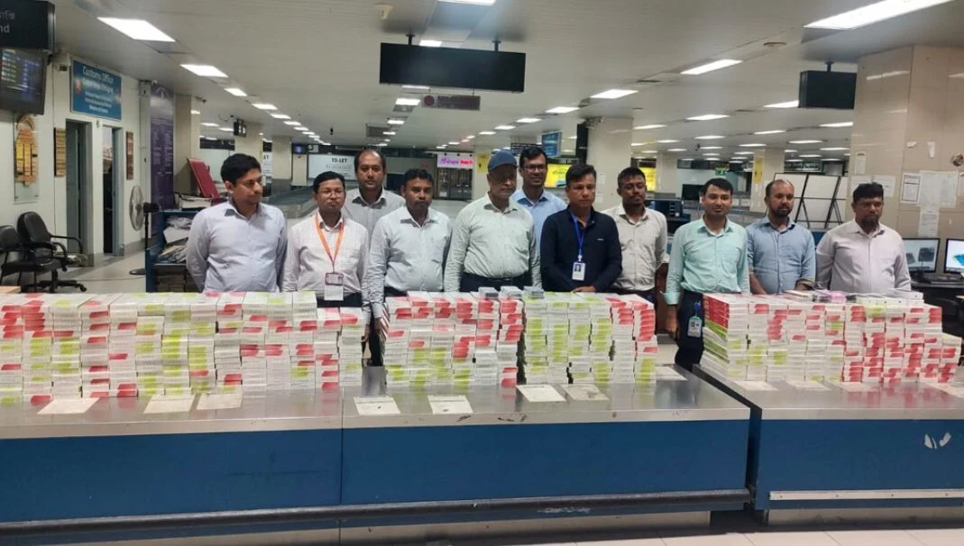 চট্টগ্রামে ৬০ লাখ টাকার সিগারেট ও মোবাইল সেট উদ্ধার