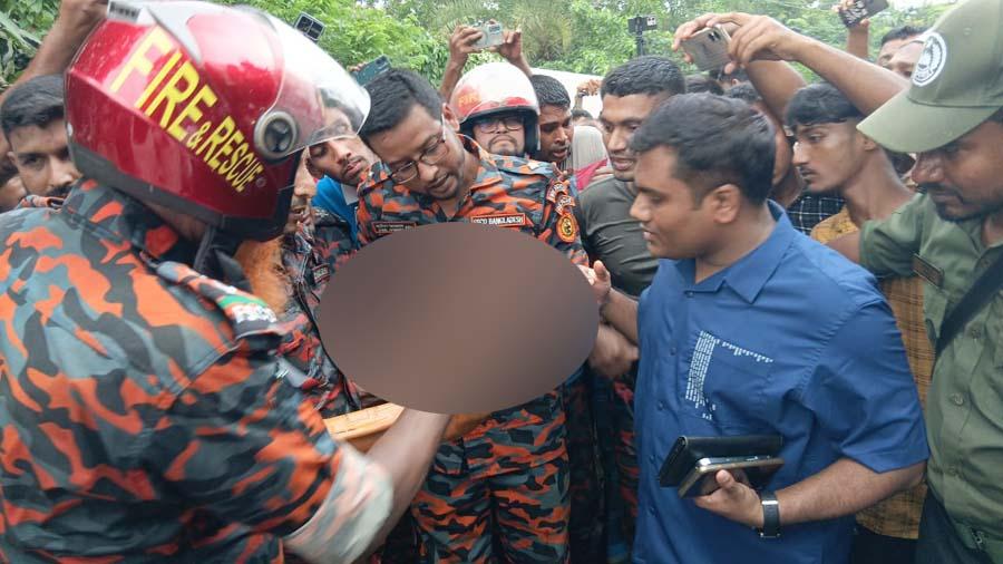 ঝিনাইগাতীতে নিয়ন্ত্রণ হারিয়ে বাস পুকুরে, ৩ মাসের শিশুর মরদেহ উদ্ধার