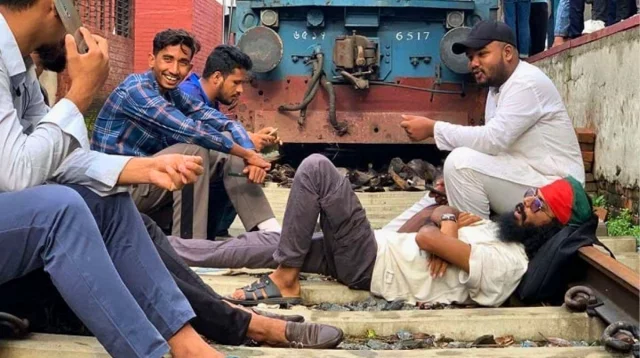 কোচ পছন্দ না হওয়ায় বিক্ষোভ, এক ঘণ্টা বিলম্বে ছাড়ল জুলাই বিশেষ ট্রেন