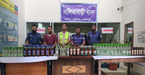নালিতাবাড়ীতে ২৯৭ বোতল ভারতীয় মদসহ প্রাইভেটকার জব্দ